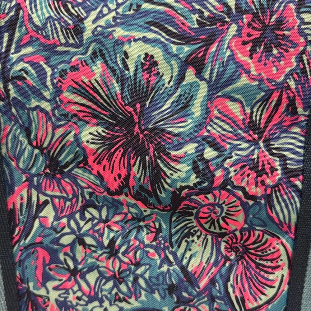 MOVING SALE: Lilly Pulitzer Blue and Pink Cooler Bag - Picture 8 of 13